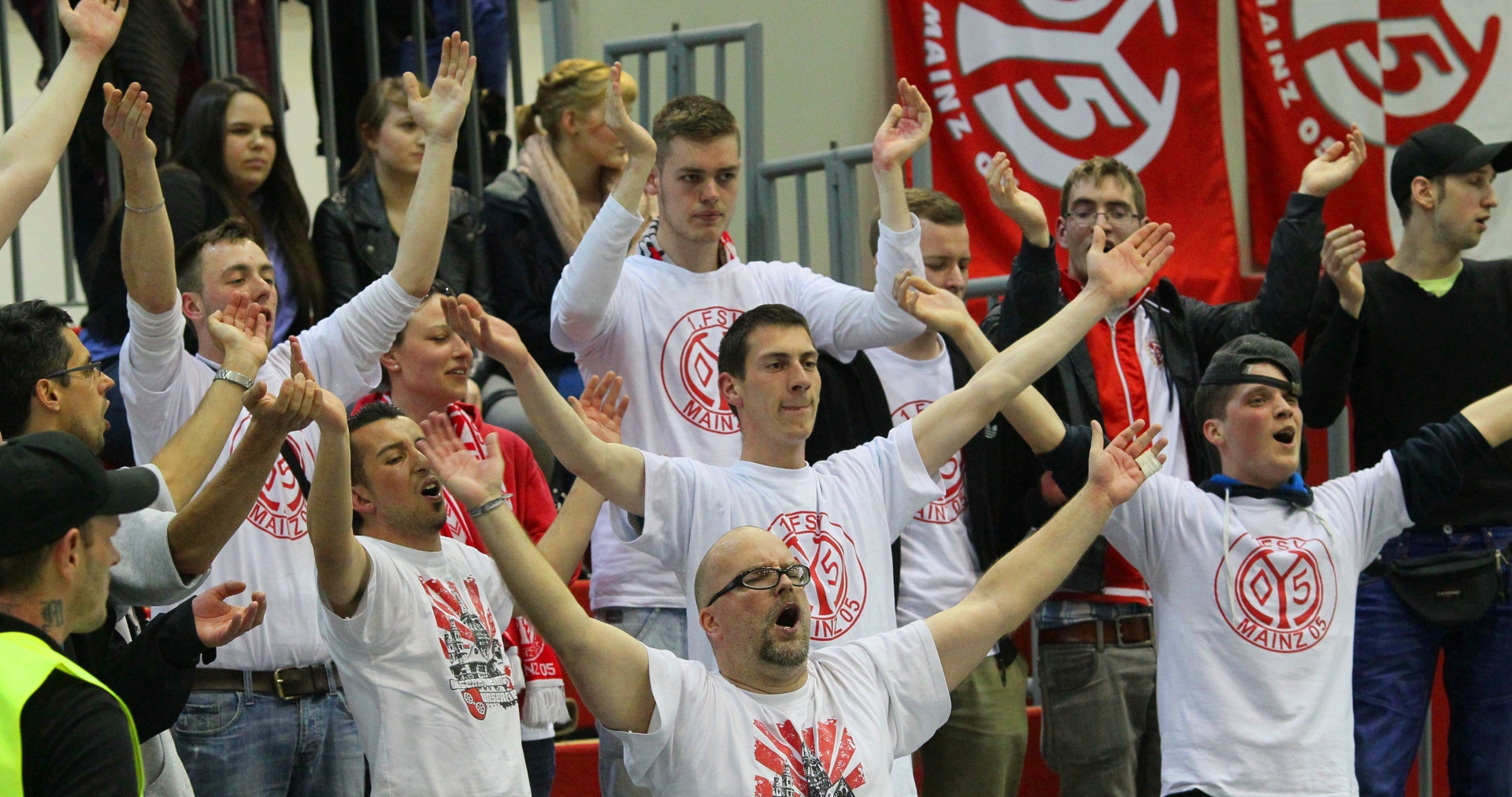 Die siegreichen 05-Frauen durften sich von den Edelfans gebührend feiern lassen.