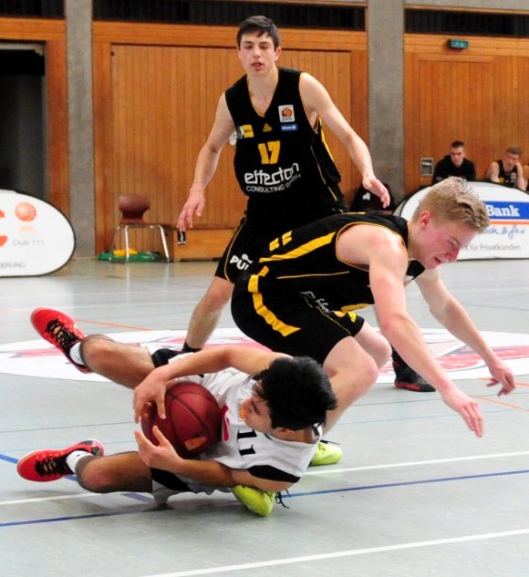 Auch wenn der Gegner diesmal übermächtig ist: Adrian Darvish (l.) will mit der SG RheinHessen den Kampf gegen den FC Bayern annehmen.