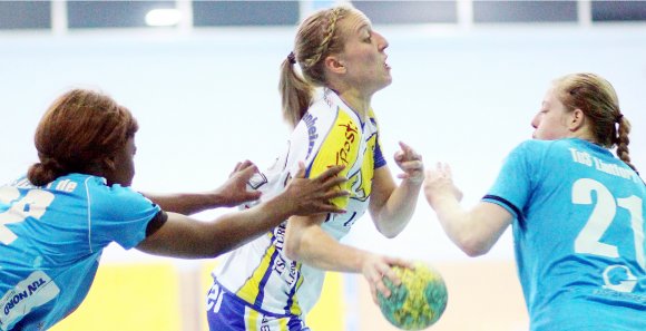 Auf SG-Rückraumschützin Carina Koepcke war der TuS Lintfort nach dem verlorenen Spitzenspiel in Bretzenheim ein wenig sauer, weil sie in der ersten Halbzeit für den Griff in den Wurfarm einer Lintforterin nur eine Zwei-Minuten-Strafe kassiert hatte, anschließend aber durch sechs Feldtore den Erfolg sicherte. Für das Strafmaß für die Aktion konnte Koepcke freilich nichts.