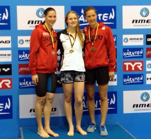 Ihr erster großer nationaler Titel: Laura Simon wurde am Freitag Deutsche Meisterin über 50 Meter Brust vor Dorothea Brandt (l.) und Caroline Ruhnau.