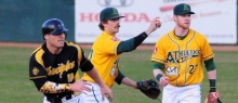 Diesen Ball hat Joel Johnson so sicher, wie die Mainz Athletics ihr Spiel gegen die Haar Disciples gewannen. Max Boldt (r.) hatte an der zweiten Base nicht seinen besten Tag erwischt.