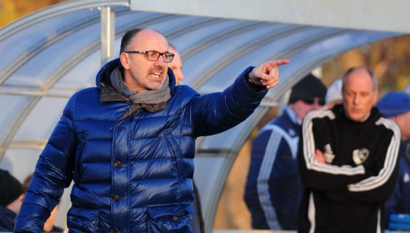 Er wird am Sonntag nicht in Gonsenheim sein: Jürgen Kohler, der die SpVgg Wirges in die Oberliga zurückgeführt hatte, hat sich unlängst gen Hauenstein verabschiedet. Die Mannschaft hat den Ausstieg des Weltmeisters jedoch gut weggesteckt. Wieder zuständig fürs Team ist Hansi Pörtner (r.).