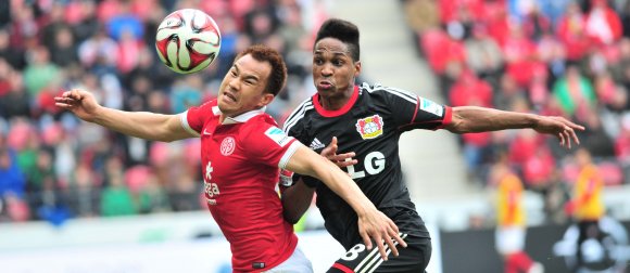 Viele Szenen hatte auch Shinji Okazaki (hier gegen Wendell) nicht. Beim 2:3 gegen Bayer Leverkusen brachten die 05er offensiv nicht viel zustande.