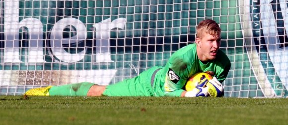 Verursachte den Elfmeter, der zum 0:1 führte: 05-Torwart Robin Zentner.