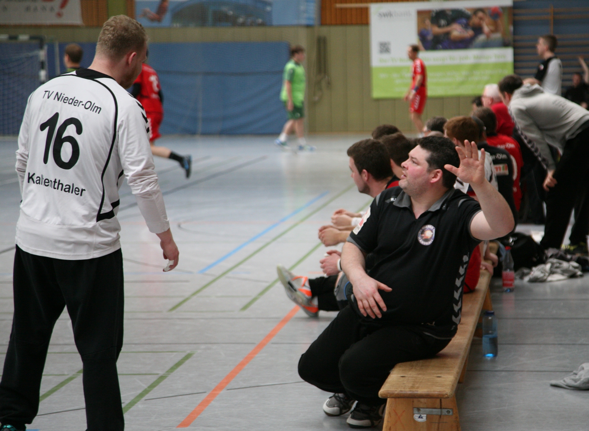 Selbst im klar dominierten Spiel gegen den Tabellenletzten konnte sich TVN-Keeper Felix Kaltenthaler von Trainer Udo Henß noch ein paar Tipps abholen.