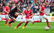 Mit ihrem aggressiven Anlaufverhalten setzten die Leverkusener Angreifer (links Karim Bellarabi) auch 05-Mittelfeldspieler Julian Baumgartlinger immer wieder unter Druck. Und dabei vergaßen die 05er die Basis ihres Spiels, wie der Österreicher später einräumte.