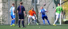 Der eingewechselte Julius Haas (r.) musste nicht mehr eingreifen. Der Kopfball seines bereits zum Jubeln abgedrehten Mitspielers Johannes Heßbach sprang von Andreas Rudolfs Schulter zum 0:2 ins Tor - es war die Entscheidung in diesem Verbandsligaderby.