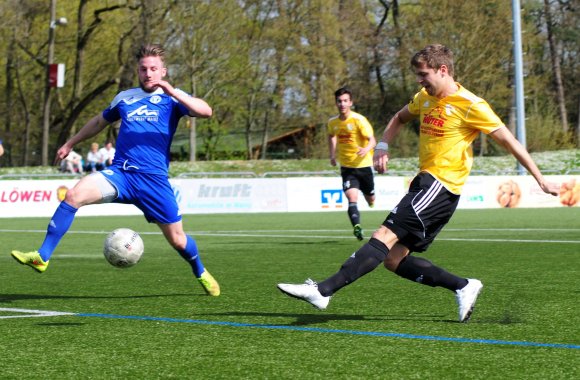 Viele Torschüsse feuerten die Wirgeser in Gonsenheim nicht ab. Dieser hier von Yannik Finkenbusch reichte für den 1:0-Sieg der Westerwälder; Jan Itjeshorst kommt nicht mehr an den Ball.