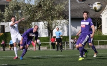 Reingeschlenzt: Mit diesem Schuss zum 3:1 entschied Norman Loos (l.) das Spiel gegen den SV Rülzheim. Da waren nur noch rund drei Minuten zu spielen, die Bodenheimer mussten doch länger um ihre Punkte kämpfen als es kurz nach dem Seitenwechsel ausgesehen hatte.