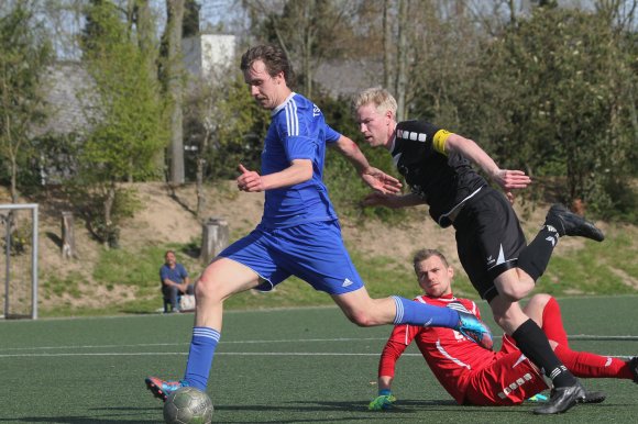 Simon Höss (l.) war der Mann des Spieltages in der Fußball-Bezirksliga: Der Stürmer erzielte alle vier Tore beim Sieg der 46er gegen den FSV Saulheim. 