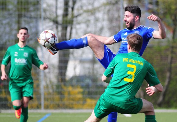 Oruc Coban (hier im Zweikampf mit Bastian Hoyer) und der SKC Barbaros Mainz trotzten dem VfR Nierstein ein Unentschieden ab, konnten sich darüber aber nur bedingt freuen.