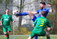 Oruc Coban (hier im Zweikampf mit Bastian Hoyer) und der SKC Barbaros Mainz trotzten dem VfR Nierstein ein Unentschieden ab, konnten sich darüber aber nur bedingt freuen.