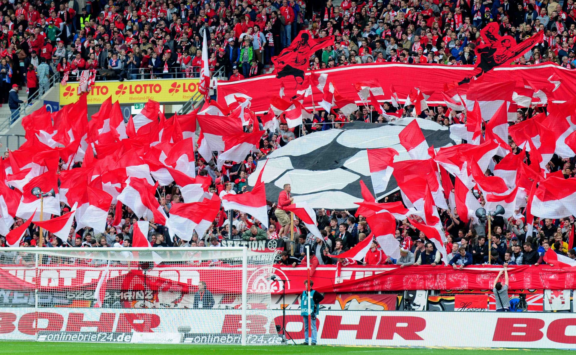 Die Stimmung auf den Rängen war gut vor dem Spiel des FSV Mainz 05 gegen Bayer Leverkusen – und nach der 2:3-Niederlage verabschiedeten die Fans ihr Team mit aufmunterndem Beifall in die Kabine...