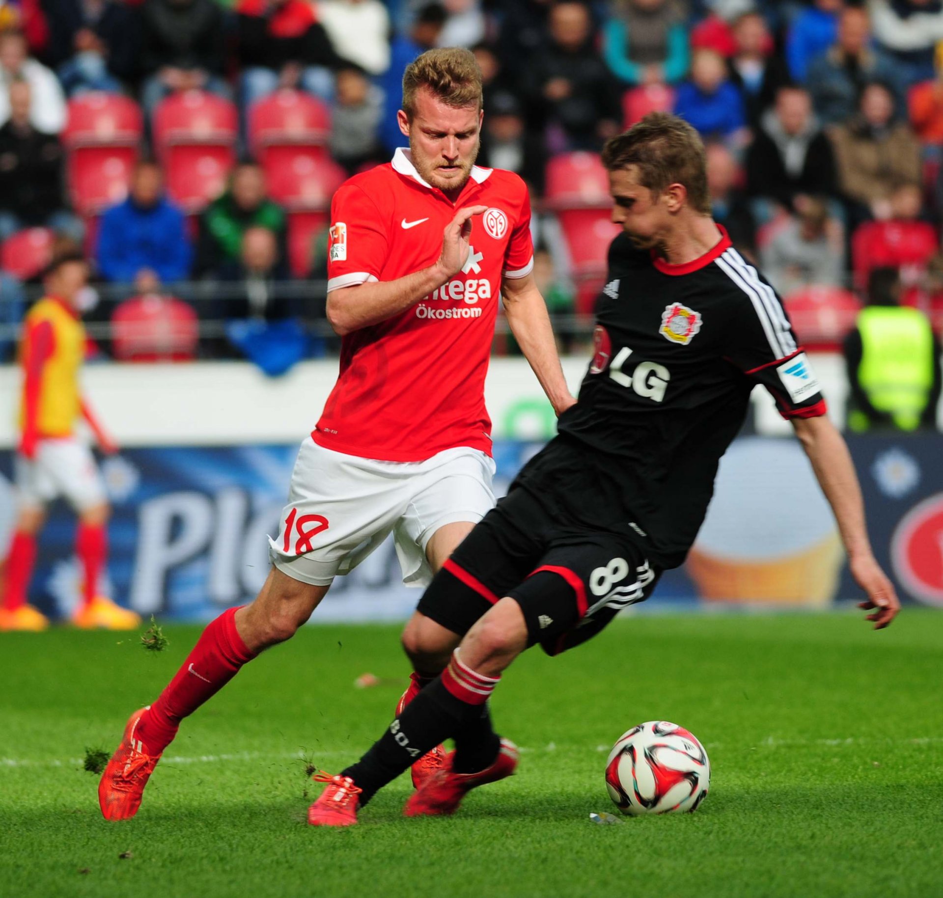 05-Abwehrmann Daniel Brosinksi, der in dieser Szene Lars Bender tunnelt, avancierte in der Schlussphase zum Rechtsaußen. Die offensiven Bemühungen der Mainzer kamen allerdings zu spät...