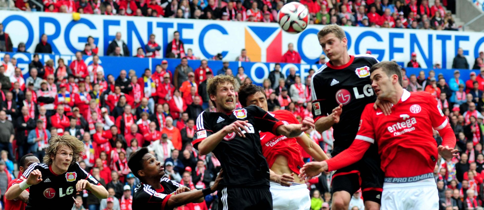 05-Innenverteidiger Stefan Bell (r.) vertrat hinterher die Meinung, das Team habe sich zu wenig reingehängt und nicht 100 Prozent gegeben...