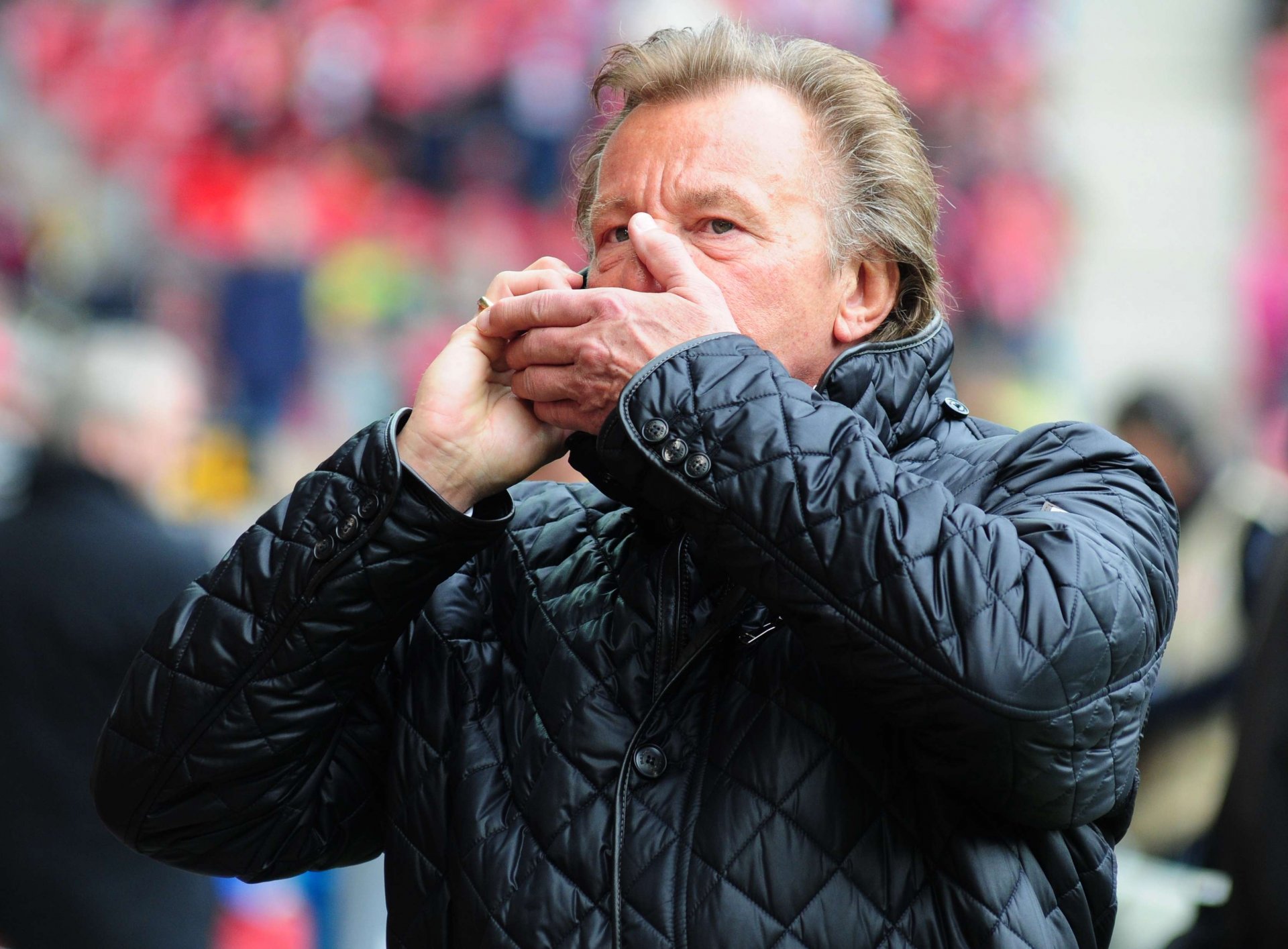 Und was war mit Brüderles Parteifreund Harald Strutz los? Hingen da noch Reste der VIP-Raum-Häppchen zwischen den Zähnen, oder wollte der 05-Präsident beim Telefonieren nicht zum Opfer von Lippenlesern werden?