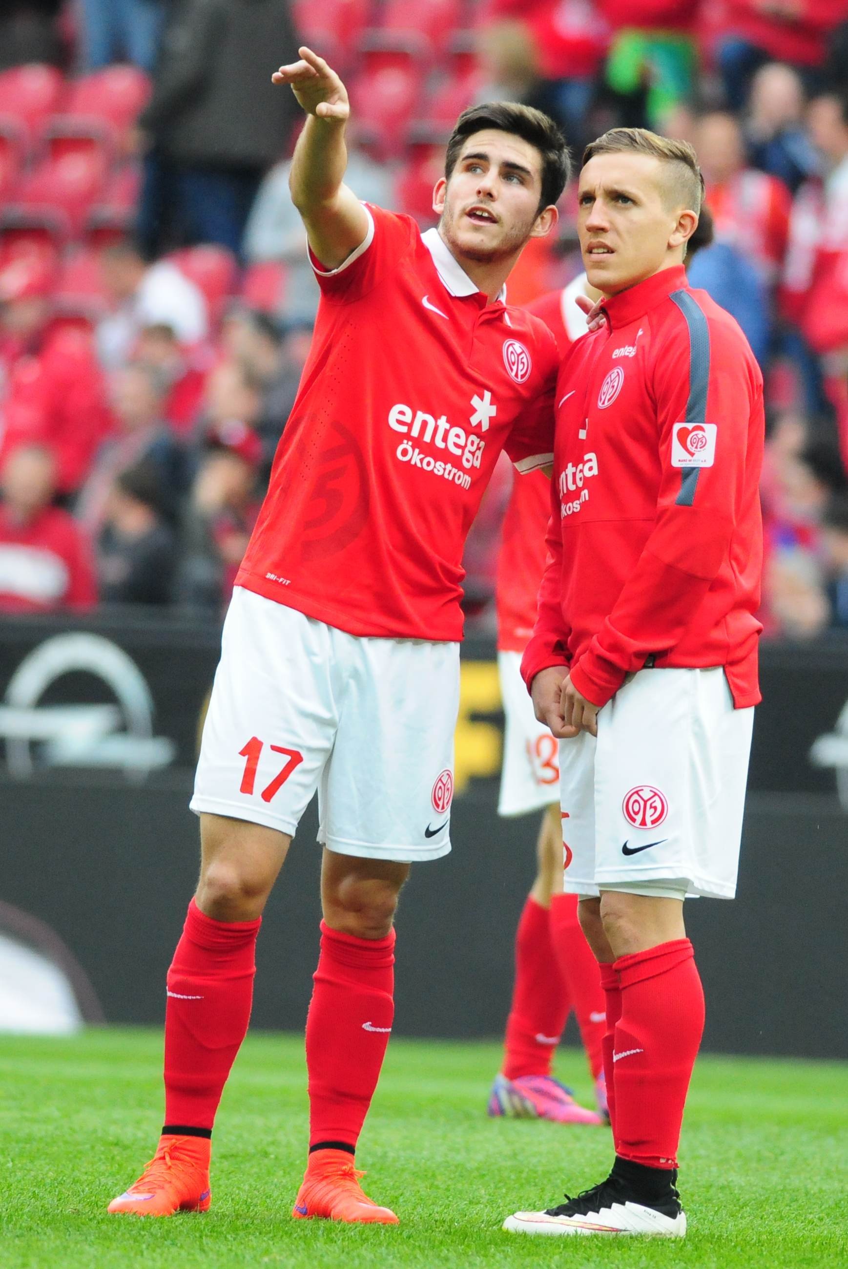 Wen zeigt denn Jairo seinem Mitspieler Pablo De Blasis? Das ist doch nicht etwa...