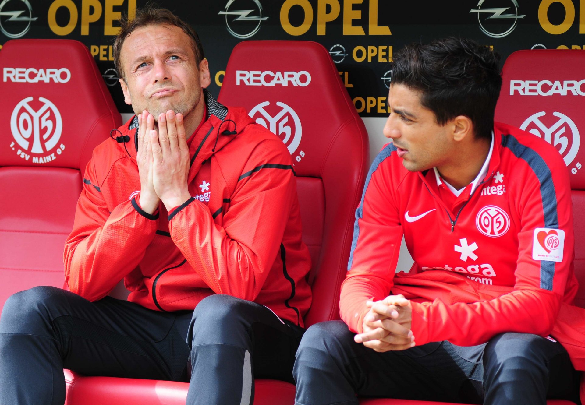 Nikolce Noveski (l.) hoffte wie auch Sami Allagui vergebens auf einen Einsatz. Dass der Mazedonier zuletzt innerhalb von zehn Tagen nuir zweimal trainieren konnte, verhinderte sein Mitwirken.