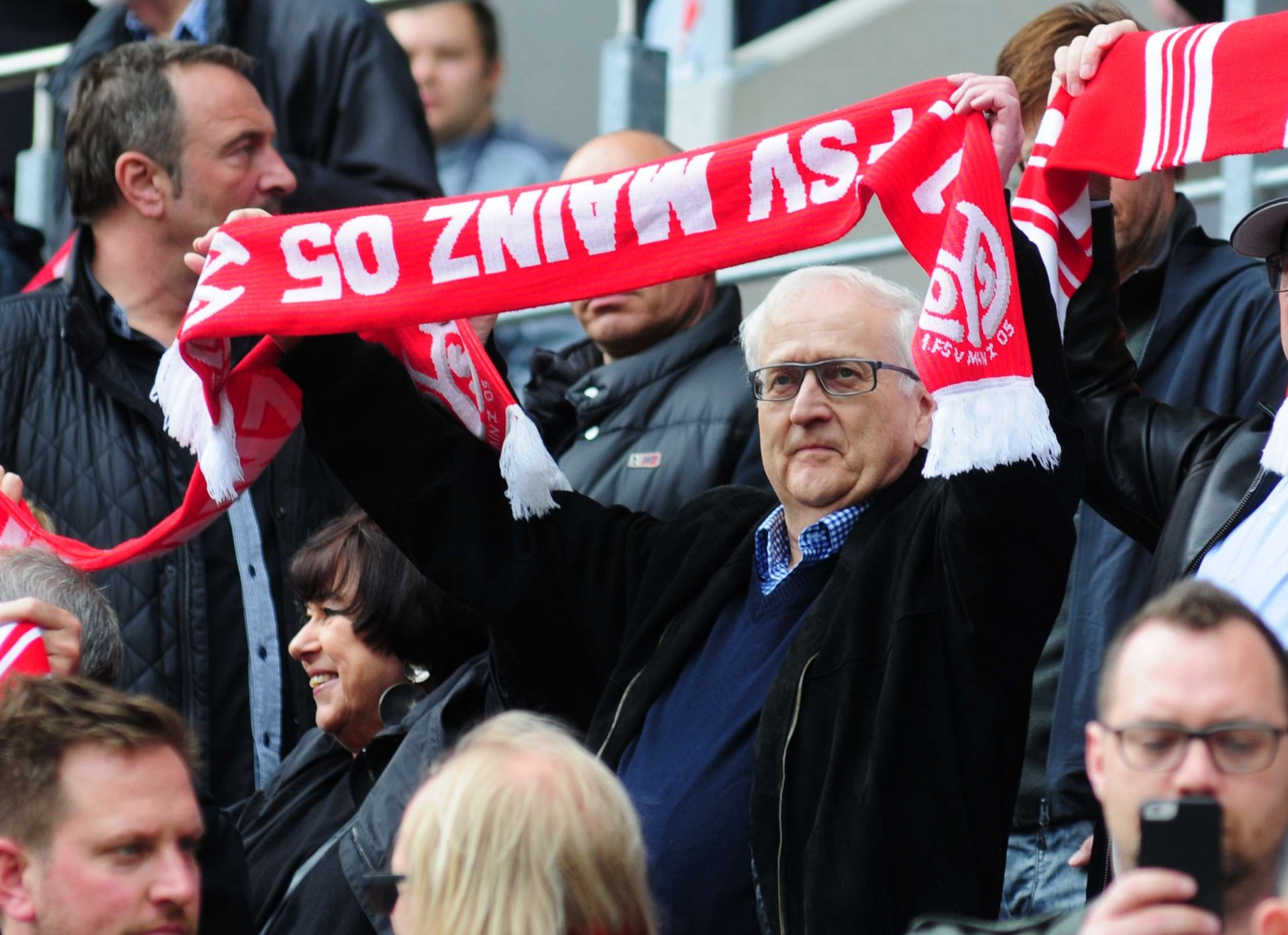 …Rainer Brüderle hätte stammen können. Der FDP-Politiker, seit 1. April (!) Vorsitzender des Bundes der Steuerzahler Rheinland-Pfalz, hat unlängst in einem Interview zugegeben, beim Ausfüllen einer Steuererklärung Hilfe zu benötigen. Sein Fanschal verrät, woran es liegen könnte…  