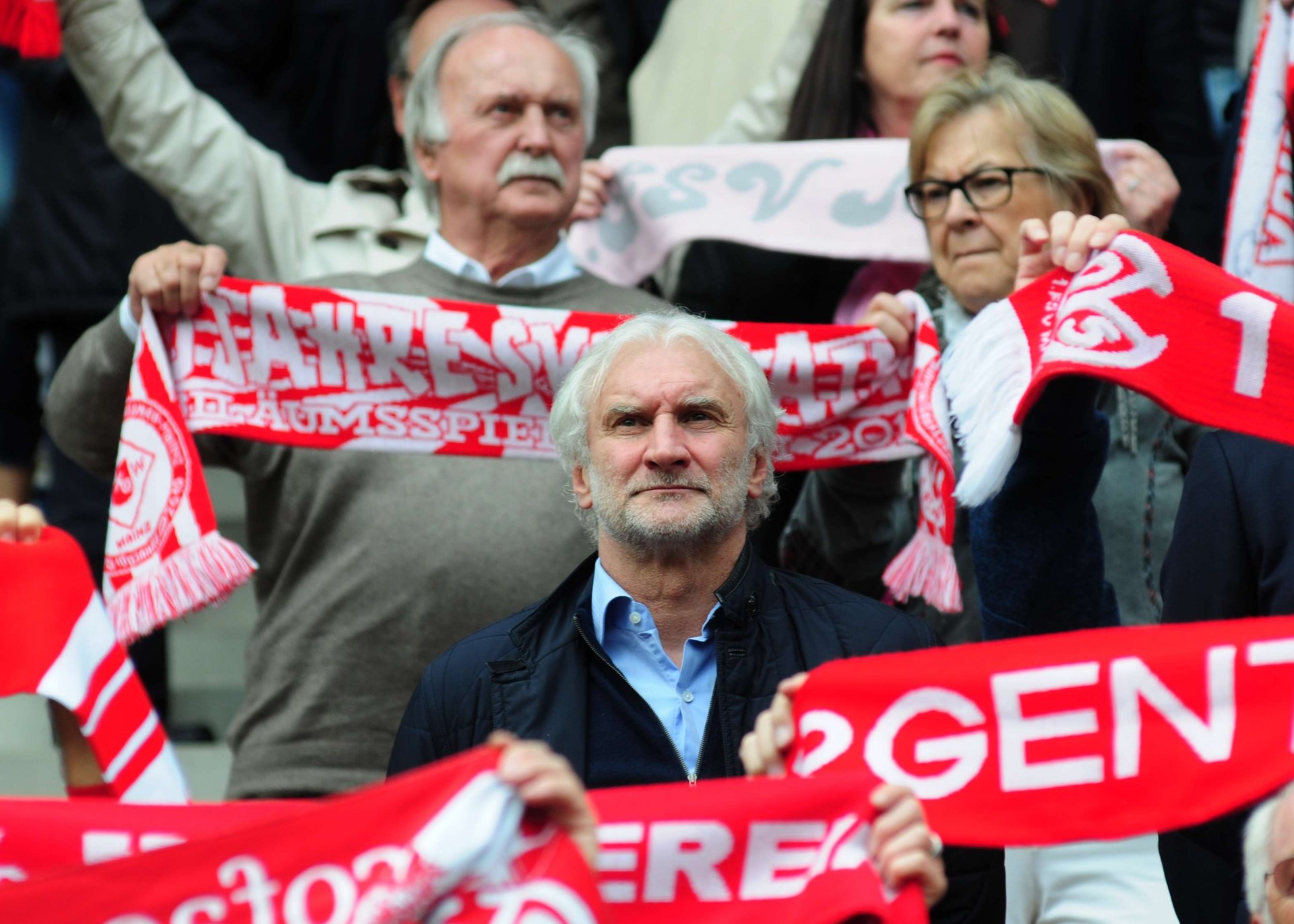 ...„ein Rudi Völler“? Doch. Ein Blick in deutsche Telefonbücher verrät zwar, dass es mehr von dieser Sorte gibt. Der einzige wahre Rudi Völler aber stand am Samstag wie in Stein gemeißelt auf der Haupttribüne der Coface-Arena.