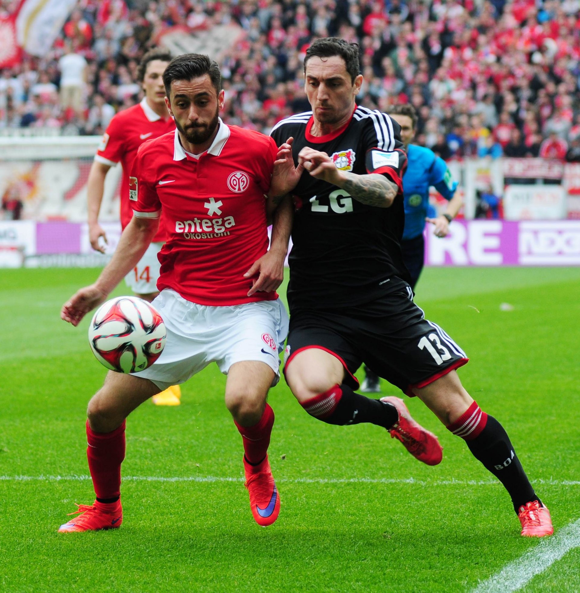 Yunus Malli, hier im Laufduell mit Roberto Hilbert, formulierte die wichtigste Erkenntnis des Nachmittag unmittelbar nach der Partie: „Das müssen wir nächsten Samstag in Freiburg bessermachen.“