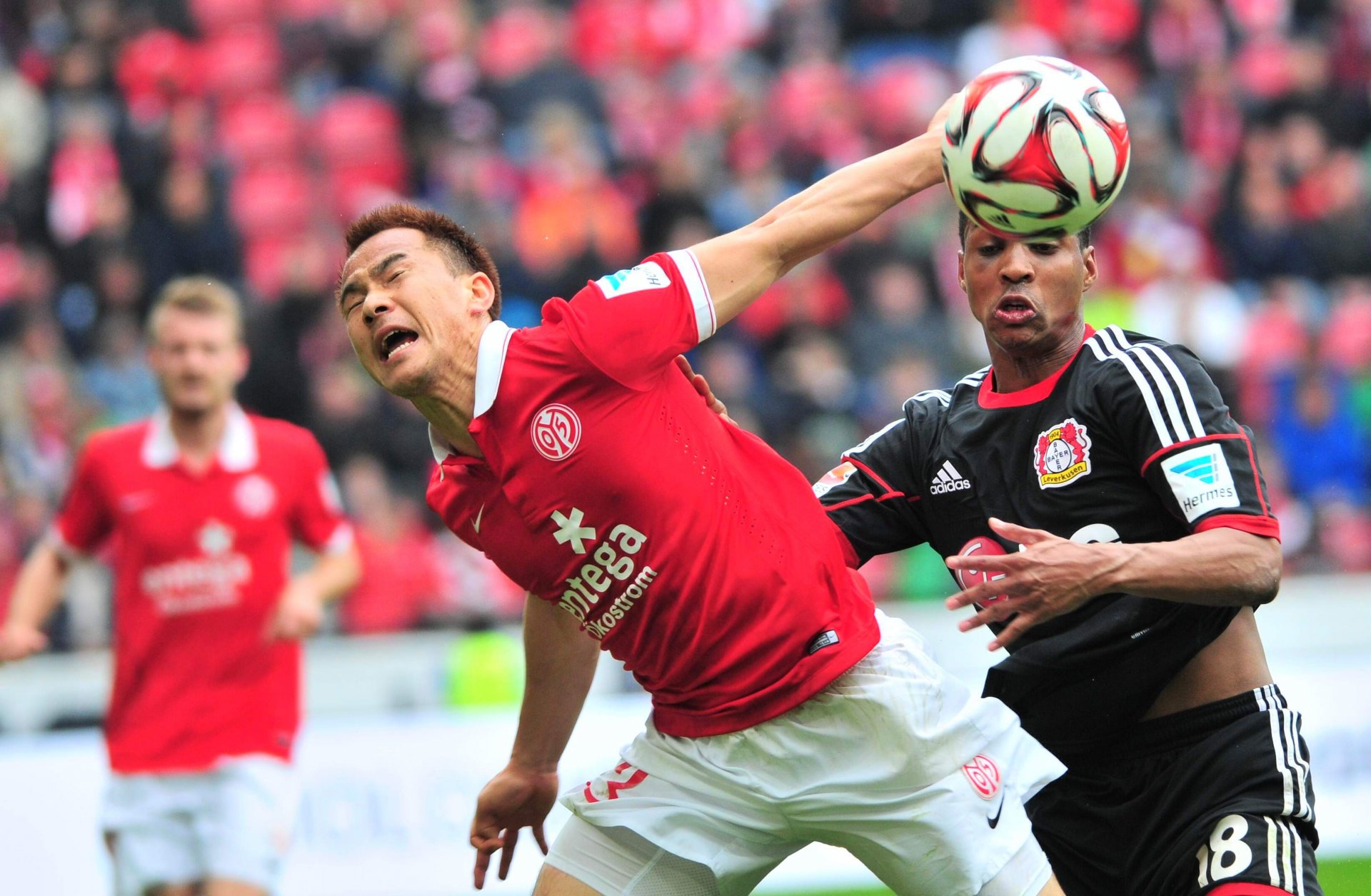 Shinji Okazaki holte den ersten Elfmeter heraus und hatte zwischen den beiden Strafstößen die Chance zu einem eigenen Torerfolg...