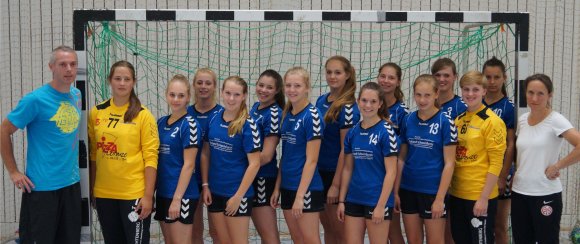 Probieren kann man es ja mal: Die weibliche B-Jugend der JSG Boudenheim darf als Oberligameister an der Deutschen Meisterschaft teilnehmen. Das Boudenhemer Team, das sich am DM-Coup versuchen darf (v.l.): Trainer Tobias Steffes, Michelle Nicolay, Denise Kremer, Maris Marks, Jaqueline Schneider  (alle drei nicht im Aufgebot), Nina Schweisfurth, Theresa Horstmann, Dorina Nahm, Johanna Sutor, Birgit Krämer, Katharina Lennartz, Alicia Soffel, Valerie Wilkeit, Melina Bolenz (beide nicht im Aufgebot), Trainerin Agnes von Römer. Nicht im Bild Elena Taboada Meyer, Feline Teuscher, Jona Reese, Dilan Balibey, Rahel Weißer und Teresa Jakobs.