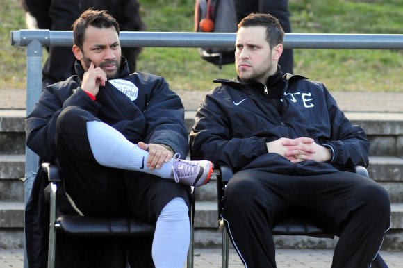 Die Spiele, nach denen Thomas Eberhardt (r.) und Kotrainer Daniel Kittl bedröppelt auf ihren Stühlen saßen, häuften sich in dieser Saison. Müssen die beiden tatsächlich noch einmal selbst die Schuhe schnüren?