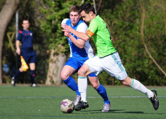 Die Reaktion, die Benedict Krebes (r., im Zweikampf mit Igor Heizmann) und die SpVgg Ingelheim nach dem angekündigten Abschied ihres Trainers Jürgen Collet zeigten, überzeugte. Beim 2:0 in Mombach untermauerten sie ihren Anspruch auf den dritten Platz.