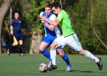 Die Reaktion, die Benedict Krebes (r., im Zweikampf mit Igor Heizmann) und die SpVgg Ingelheim nach dem angekündigten Abschied ihres Trainers Jürgen Collet zeigten, überzeugte. Beim 2:0 in Mombach untermauerten sie ihren Anspruch auf den dritten Platz.