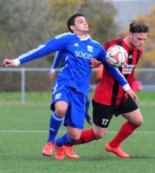 Vincenzo Bilotta (l., hier gegen Röchling Völklingen mit Alexander Otto) ist einer der aus der eigenen U19 gekommenen Akteure, die sich auf Anhieb zu Leistungsträgern im Oberligateam des TSV Schott entwickelt haben.