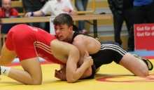 Koray Cakici (r., gegen Kevin Gomer) kämpfte stark, musste aber seinen konditionellen Problemen zu viel Tribut zollen. Der junge Mainzer, der für den ASV Nackemnheim ringt, hatte während der Saison längere Zeit verletzungsbedingt aussetzen müssen.