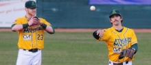 Zu viele Errors lesiteten sich die A's beim 6:10 in Regensburg. Ein grober Fehler von Joel Johnson (r.) an der ersten Base ermöglichte den Legionären im dritten Inning dieses ersten Spiels vier Punkte.