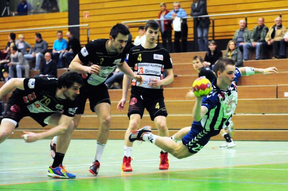 Allen entwischt: Fabian Racky hat sich durch die Illtaler Abwehr gearbeitet. Ein Tor konnte der A-Jugendliche im Oberliga-Dauereinsatz dieses Mal allerdings nicht beisteuern.