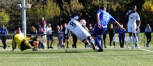 Der Siegtreffer: Marcel Heeg setzt sich gegen Jerry Laloe durch und schießt den Ball über Torwart Kevin Fend hinweg zum 4:3 ein.
