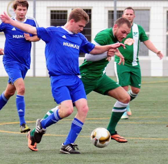 Matteo Trapp (vorne rechts) erzielte den 2:1-Siegtreffer für die TuS Marienborn in Gundheim - ein wesentlicher Beitrag dazu, dass eine Mannschaft wieder alleiniger Tabellenführer ist.