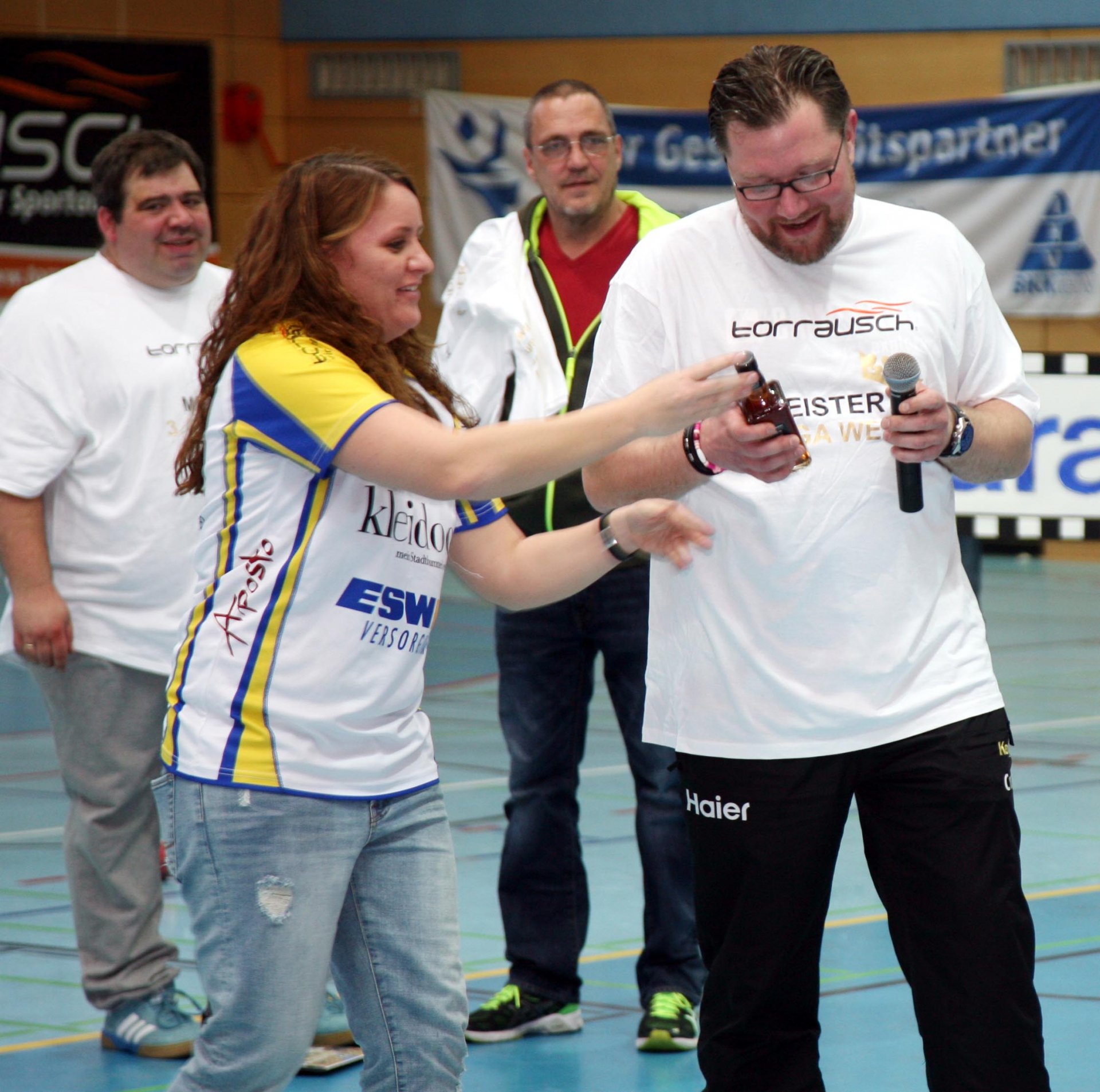 Nach der Saison darf auch mal eine Spirituose genossen werden: Trainer Thomas Zeitz wird um das Geschenk, das ihm Corinna Vogler überreicht, von Betreuer Manfred Vogel und SG-Chef Rainer Besch beneidet.