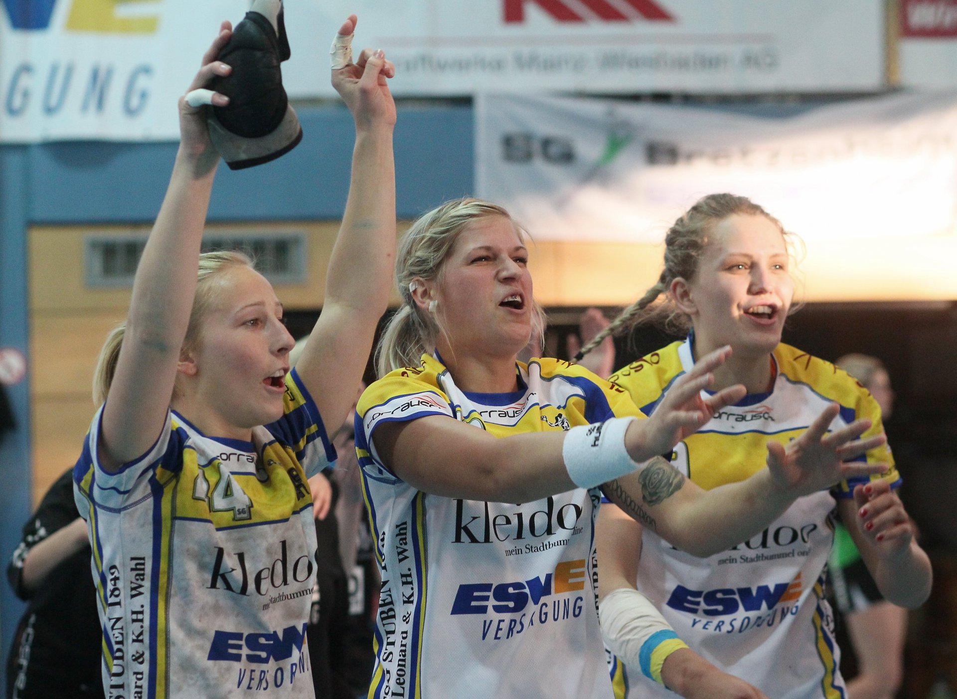 Weg mit den Schonern, jetzt wird gefeiert: Lara Leuckefeld, Stefanie Güter und Lea Schuhknecht (v.l.) bejubeln den Meistertitel mit ihren Fans.