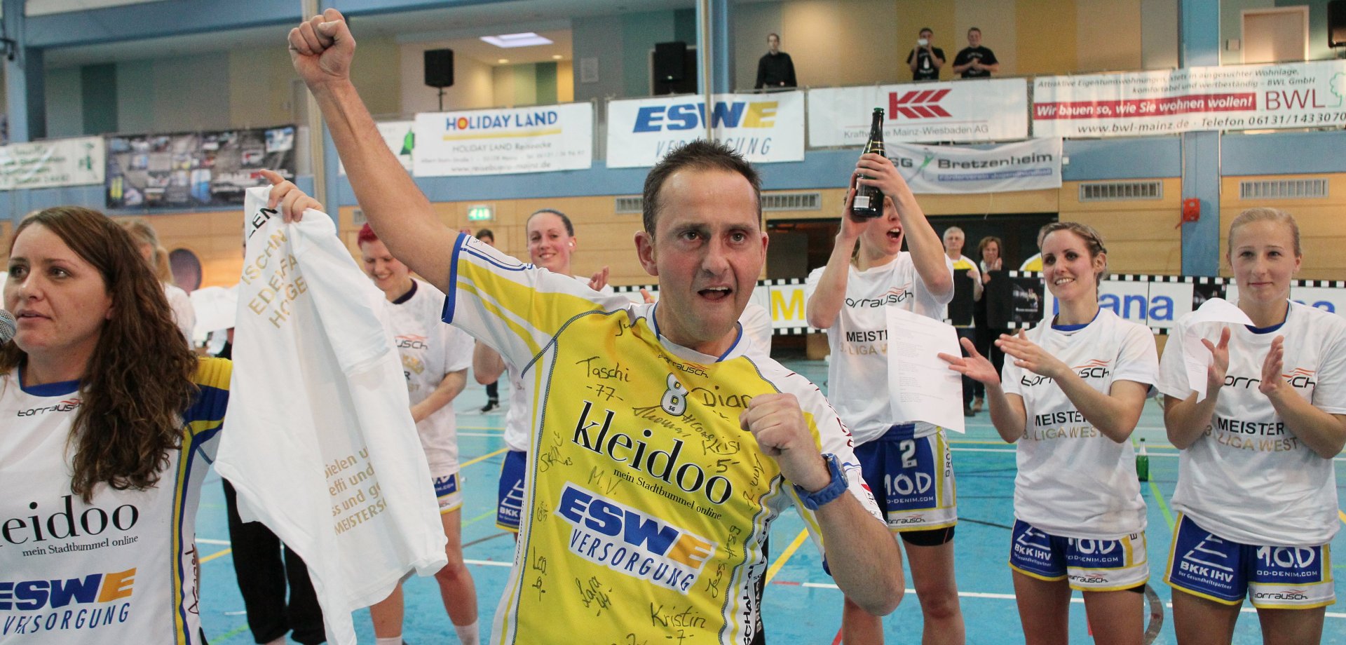 Edelfan Holger bekam auch seine spezielle Ehrung durch die Mannschaft und stimmte das umgetextete Liedgut der Sportfreunde Stiller an.