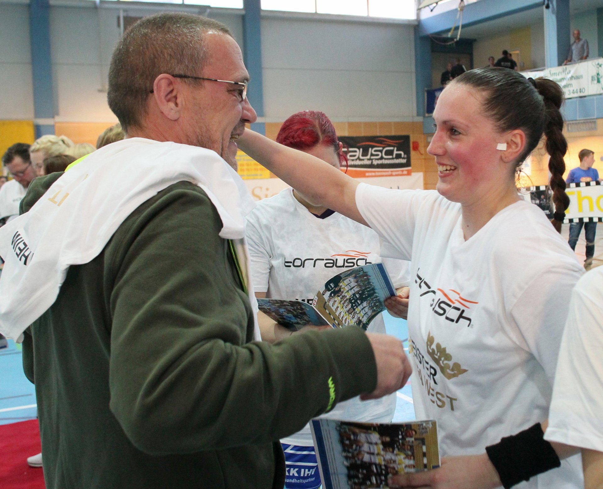 Rainer Besch, sonst mehr der Mann im Hintergrund, bedankte sich stolz bei Jessica Kleinjung und den anderen Spielerinnen für eine starke Drittligasaison.