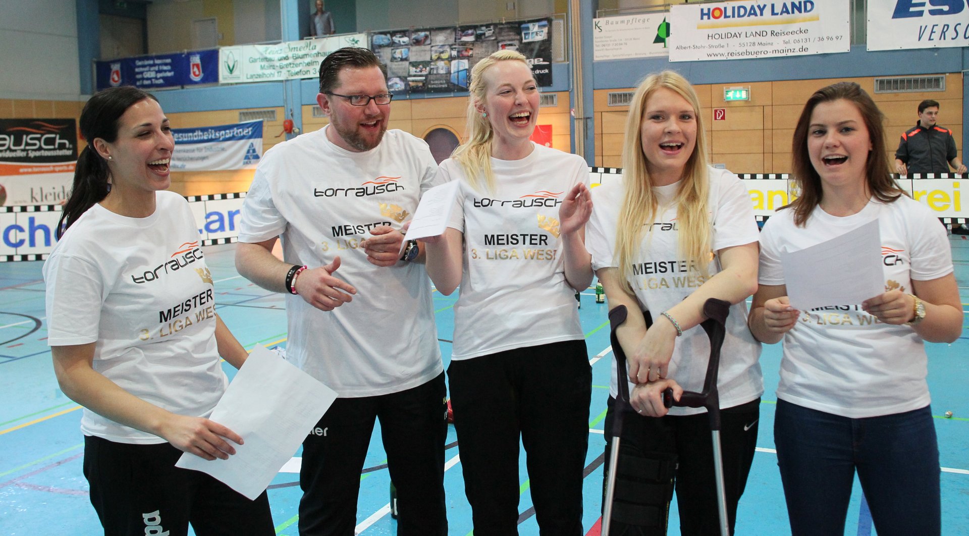 Die glasklaren Stimmen der Sangestruppe um die ebenfalls aussteigende Kotrainerin Melani Marcantonio (l.), Physio Marei Lops (Mitte), Xenia Klug und Tanja Birli (r.) wurde um den Bassbariton des Trainers aufgewertet.