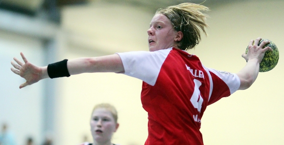 Weit ausholen und oben in den langen Winkel rein: Das ist die Spezialität von Linksaußen Assina Müller. Allerdings läuft die 21-Jährige, die bald zum Erstligisten Bayer Leverkusen wechselt, auch gerne Gegenstöße und packt in der Abwehr herzhaft zu.