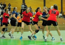 Theresa Horstmann (2.v.r.) bleibt im ersten DM-Spiel gegen den SV Remshalden in der Gästeabwehr hängen. Dennoch verstand sie es in der Samstagspartie neben Hauptschützin Alicia Soffel am ehesten, der gegnerischen Abwehr Aufgaben zu stellen. 