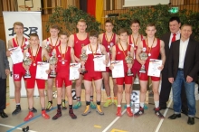 Mit Marcel Eich (vorne, Mitte) holte doch noch ein Rheinland-Pfälzer einen Titel bei der DM der A-Jugend-Ringer in der Laubenheimer Sporthalle. 
