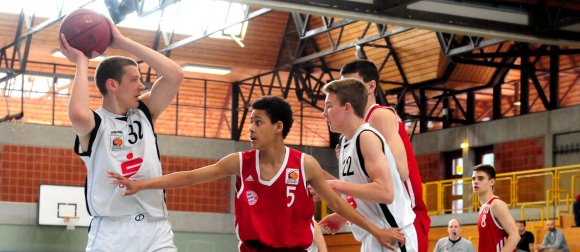 Am Ende einer herausragenden Saison bekamen es die JBBL-Basketballer der SG RheinHessen (l. Dennis Machlab, r. Lukas Scheder) mit dem FC Bayern München zu tun, und dieser Gegner war...
