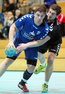 Gegen den Tabellenletzten HSV Sobernheim war für die SG Bretzenheim (l. Jason Holzfuß im Spiel gegen den inzwischen feststehenden Meister HSG Worms) Siegen Pflicht. Das stand länger in Frage, als gedacht, aber am Ende sprang doch ein klarer Erfolg heraus.