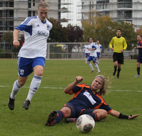 Um den Aufstieg klarzumachen, müssen Nadine Anstatt und der TSV Schott nicht mehr gegen den Ball treten. Die Punkte 49 bis 51 gibt's kampflos, die Frauen von der Karlsbader Straße stehen als künftiger Zweitligist fest.