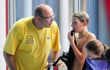 Wie sag' ich's meinem Sohne? SG-Cheftrainer Lothar Schubert hatte Yannik Wasserzier bei den IDM in Berlin auch für zwei Wettbewerbe ohne Jahrgangswertung gemeldet. Doch der junge SG-Schwimmer meisterte die Herausforderungen unter anderem mit dem Deutschen Jugendenmeistertitel über 400 Meter Kraul.