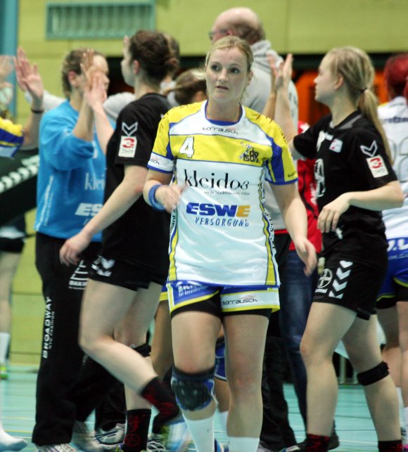 Letzter Einsatz für Kapitänin Diana Hollerbach vor dem selbstgewählten Ruhestand: Nachdem ihre Mannschaft sich im Hinspiel gegen Bayer Leverkusen II die größte Schlappe der Saison eingefangen hat, wäre eine Revanche beim Rückspiel ein netter Abschluss der Aufstiegessaison. Ob die Mannschaft nach all der Feierei die dazu nötige Konzentration aufbringt, darf allerdings bezweifelt werden. 