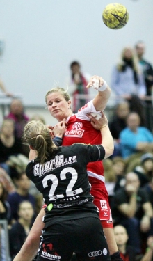 Im Hinrundenspiel gegen den späteren Meister SGH Rosengarten-Buchholz zogen sich Laura Schmitt (attackiert von Isabell Kaiser) und der FSV Mainz 05 recht gut aus der Affäre, es war allerdings kurz vor Hinrundenende die bereits vierte Heimniederlage. 